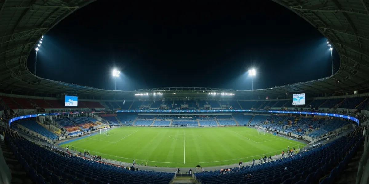 夜幕下的球场与灯光